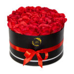 قمر أسود دائري ورود حمراء كاملة